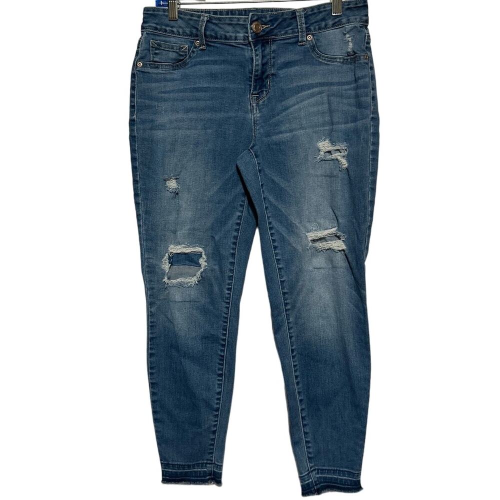 Maurices Women's Blue Distressed Ripped Jeans Size M Short